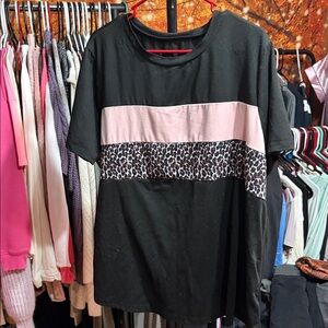 Chic Black and Pink Leopard Print Women's Tee